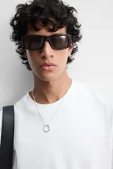 Camiseta blanca de algodón de peso medio, corte slim fit, cuello redondo y manga corta.