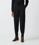 Pantalón jogger negro de punto con cintura elástica ajustable con lazo.