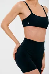 Calza biker negra de tiro alto, confeccionada en tejido suave y elástico que absorbe la humedad.