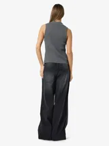 Top sin mangas de tejido de punto plano color gris oscuro (charcoal gray) con cuello en V y detalle de lazo ajustable en el centro del busto.