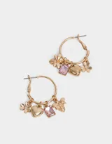 Par de aros dorados tipo argolla con cierre a presión, con dijes colgantes de abeja, corazón y cristal rosado.