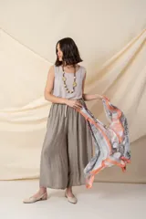 Pañuelo rectangular de seda con estampado abstracto en degrade de colores blanco, gris y naranja, con borde naranja.