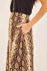 Falda midi evasé con estampado animal print de serpiente y cintura elastizada en la espalda.