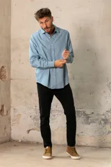 Camisa de vestir a rayas verticales azules y blancas, de corte clásico y manga larga.