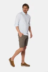 Bermuda clásica azul marino, confeccionada en algodón y spandex, cómoda y flexible.