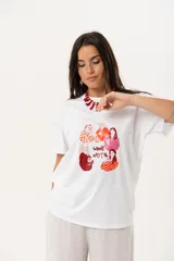 Remera blanca de algodón y poliéster con cuello redondo y estampado de mujeres tomando vino y la frase "Wine Not?".