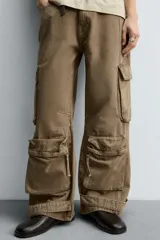 Pantalón cargo relaxed fit confeccionado en denim color marrón. Cuenta con bolsillos frontales, traseros de plastrón y multifunción en perneras. Tiene efecto lavado, bajo ajustable con trabilla y cierre frontal con cremallera y botón.