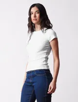 Remera celeste de tejido acanalado, marca Cyrus, con escote a la base y manga corta.