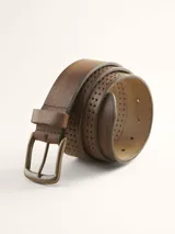 Cinturón de cuero marrón oscuro con hebilla metálica color bronce envejecido y perforaciones decorativas.