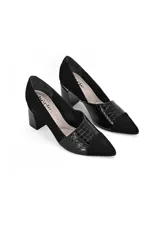 Zapato stiletto negro con puntera y talón de cuero gamuzado, laterales de cuero vacuno texturizado, tacón geométrico revestido en material brillante y plantilla acolchada.