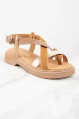 Sandalias de cuero color camel con tiras cruzadas en dorado y marrón.