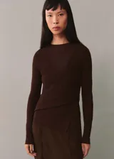 Buzo marrón de punto fino con diseño semitransparente, cuello Perkins, cierre de botones laterales y abertura lateral. Corte estándar y mangas largas.