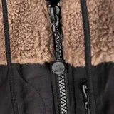 Campera negra con mangas marrones de piel sintética, capucha y cierre frontal.