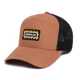 Gorro de camionero color marrón con paneles traseros de malla negra. Presenta un parche rectangular con el logo de Caterpillar en el panel frontal.