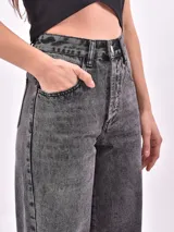 Jean de mezclilla color rojo coral, tiro alto, con corte ancho y pierna recta.