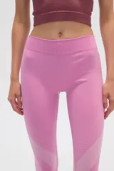Calza deportiva color rosa, de poliéster, calada, al cuerpo y de calce alto.
