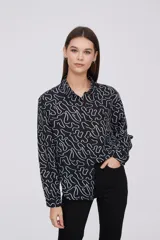 Camisa de manga larga negra con estampado de líneas blancas.