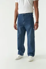 Pantalón jean azul de corte recto y amplio, estilo carpenter, con bolsillos laterales y logo bordado.
