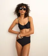 Top de bikini negro de microfibra, modelo media taza con breteles elásticos ajustables y lazo en la espalda.