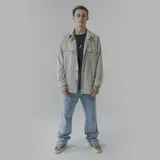 Camisa celeste de pana con corte oversize, cuello clásico, cierre frontal con botones, dos bolsillos con solapa en el pecho y mangas largas con puños abotonados.