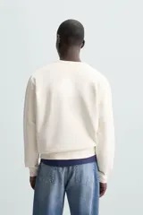 Sudadera azul marino de cuello redondo y manga larga, corte relaxed fit y terminaciones en rib.