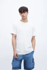 Remera blanca de algodón, manga corta y cuello redondo.
