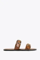 Sandalias planas color marrón con doble tira y hebillas doradas.