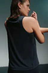 Musculosa deportiva negra con espalda deportiva y paneles de malla en los laterales.