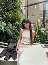 Conjunto de top y pollera color crudo con estampado de líneas negras. El top es musculosa y la pollera es larga.