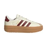 Championes Adidas Court Bold color crema con detalles en bordó y suela marrón con plataforma.