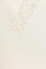 Camiseta negra de corte ajustado, con escote en pico y mangas tres cuartos. Presenta detalle de encaje en el escote.