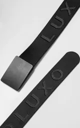 Cinturón negro de tela con hebilla metálica rectangular y estampado con la palabra "LUX" en mayúsculas a lo largo de la correa.