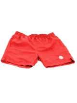 Short de baño rojo con cintura elástica y logo estampado en la pierna.