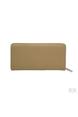 Billetera grande color beige con cierre de cremallera y aplique metálico con el logo de la marca en el frente.