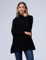 Polera tejida negra, de corte oversize, con cuello tortuga y mangas largas japonesas con puño elastizado.