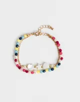 Set de dos pulseras doradas con cuentas de colores y dijes de nácar en forma de corazón y estrella.