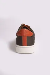 Zapatillas casuales color beige con cordones y suela de goma blanca.