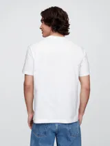 Remera blanca de algodón con logo Gap Surf en amarillo, celeste y azul.