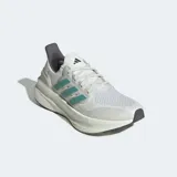 Championes de running Adidas Ultraboost blancos con detalles en celeste y gris.
