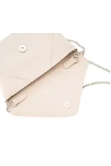 Sobre de fiesta color blanco, elaborado en cuero con acabado metalizado. Diseño compacto con asa de cadeneta metálica y cierre de solapa con imán.