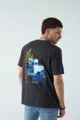 Remera blanca con arte estampado, de fit regular y 100% algodón.