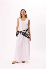 Falda larga marrón de lino y viscosa, con cintura elastizada y cordón ajustable. Tiene bolsillos laterales y corte amplio.