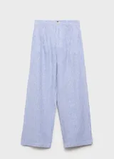 Pantalón de lino a rayas verticales azules y blancas, de corte wide leg, tiro medio, con trabillas, cierre de cremallera y botón, y dos bolsillos laterales.