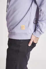 Buzo lila con capucha y cordones ajustables, con logo estampado en el pecho.