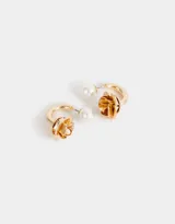 Aros argolla dorados con perlas y flor dorada.