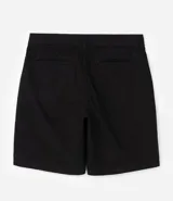 Bermuda masculina de sarga color rosado, con corte recto y bolsillos laterales.