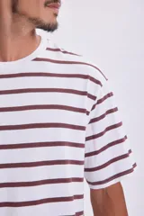 Remera blanca con rayas horizontales color marrón.