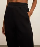 Pantalón deportivo gris melange, tipo jogger, confeccionado en microfibra pesada con viscosa certificada. Tiene cintura elástica, bolsillos laterales y corte holgado.