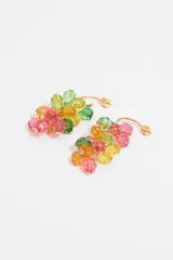 Aros de aro dorados con cuentas facetadas de acrílico en colores rosa, naranja, amarillo y verde.