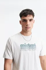 Remera blanca de algodón con cuello redondo y logo estampado en el pecho.